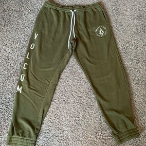 🍹2/$22 Men’s volcom crop sweats